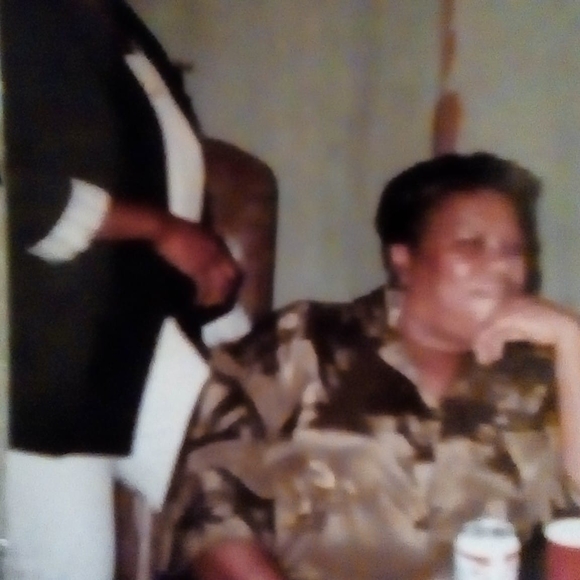 Meet your Posher, Lora - Picture 1 of 1